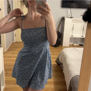 Klänning  - Såååå fin klänning som passar till alla tillfällen! 