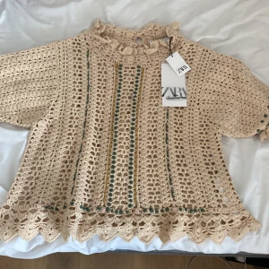 Zara - Säljer min helt oandvända zara tröja skriv om ni är intresserade 🥰🥰