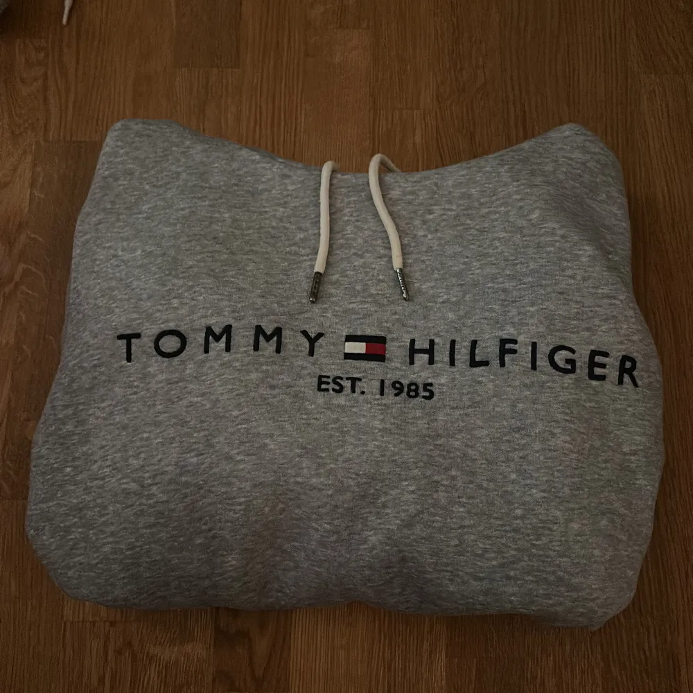 Tommy hilfiger hoodie storlek L passar även M, Skick 9/10 Nypris ca 1200kr Skriv för fler bilder!. Hoodies.