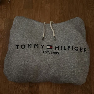 Tommy hilfiger hoodie - Tommy hilfiger hoodie storlek L passar även M, Skick 9/10 Nypris ca 1200kr Skriv för fler bilder!