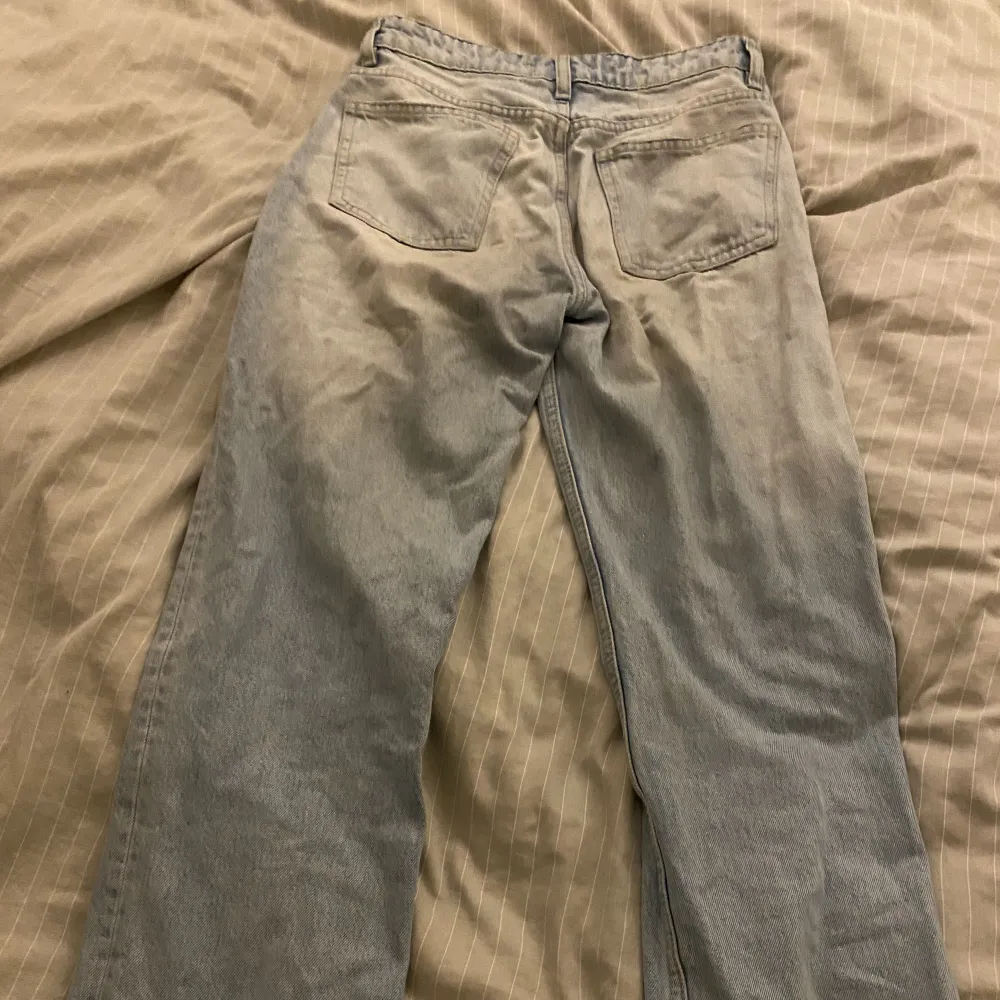 Säljer dessa ljusblåa straight leg jeans från zara för de har blivit för små. Midwaist storlek 34.. Jeans & Byxor.