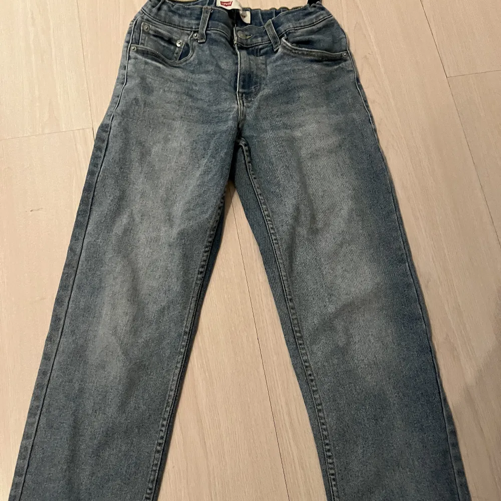 Levi’s baggy jeans med sönder lapp, där efter priset, St 152 (pris kan diskuteras). Jeans & Byxor.