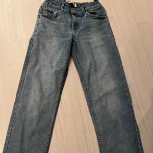 Levi’s baggy jeans med sönder lapp, där efter priset, St 152 (pris kan diskuteras)