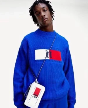 Tommy Hilfiger X Lewis Hamilton kvalitetströja! - Tommy Hilfiger X Lewis Hamilton stickad tröja i fin kvalitet!  Använd fåtal gånger så i toppenskick!  Storlek M herr, passar även L