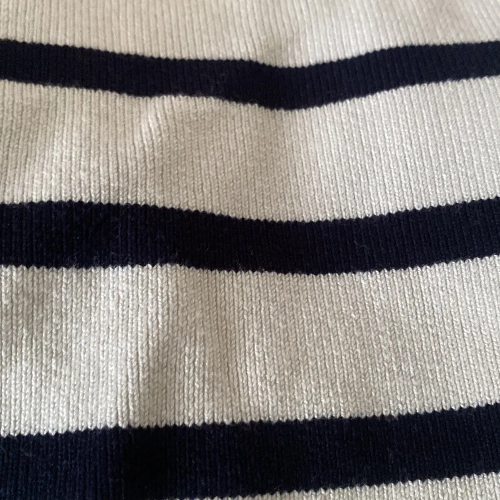 Jag säljer den tröja för att den har blivit för liten för mig. Jag har använt den ett par gånger men fina inga fläckar eller annat på tröjan. Den är vit med marinblåa ränder på.Den sitter ganska tajt och är croppad. Tröjan går inte över naveln. 💓. Toppar.