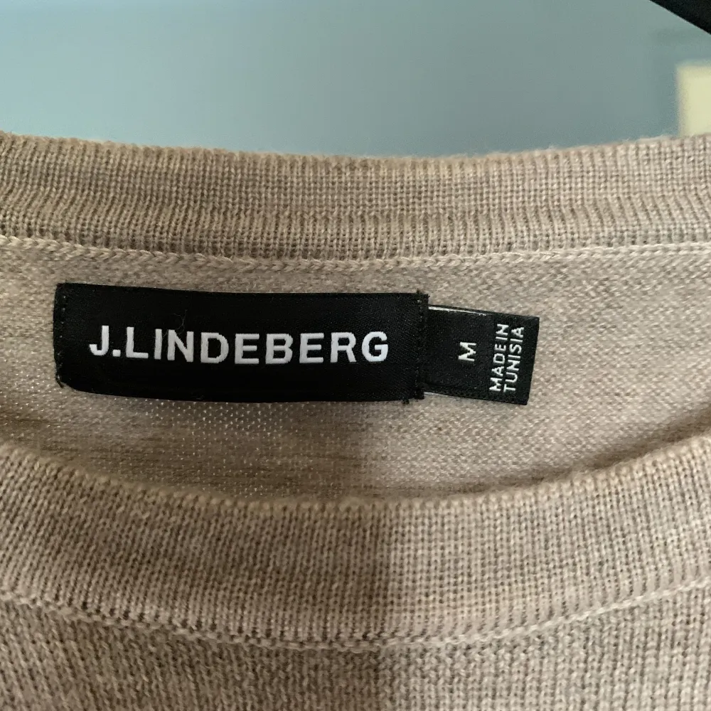 skitsnygg beige tröja från j lindberg. Storleken är M men passar S också.  Hör av er vid frågor. Pris kan diskuteras . Stickat.