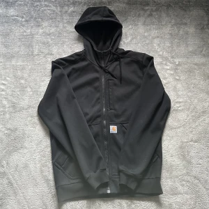 Carharrt jacka höst/vår/vinter - Snygg carhartt jacka perfekt till den kommande hösten eller våren i bra skick. Tveka inte på att skriva om du har några frågor.(eller vill ha mer bilder)Pris kan alltid diskuteras😊 glöm inte att följa och kolla in min profil.