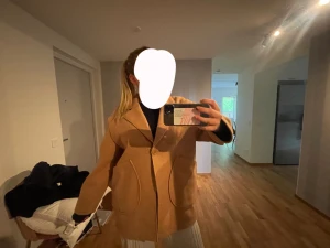 Snygg höst jacka - Jätte snygg och skön jacka från Lindex som inte finns att köpa längre. Lite nopprig men ändå bra skick!