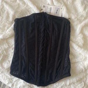 Korsett Zara - En jättefin ny korsett från zara. Ej använd då jag inte fick på mig den. Det är strl xs och inte stretchig. Ny pris 299. Då den är helt oanvänd säljer jag för halva priset!