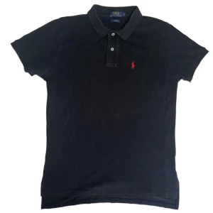 Ralph Lauren piké  - ✨Superfin Ralph Lauren piké, storleken är S men passar också M. Svart färg, med röd logga och såklart finns alla etiketter✨  Sthlmtrend.se