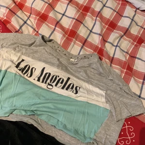 Magtöja med tryck  - Detta är en magtjöja i storlek 160 från lager 157