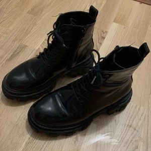 Svarta chunky boots - Svarta glansiga boots, chunky sula. I väldigt bra skick då de är sparsamt använda 🖤