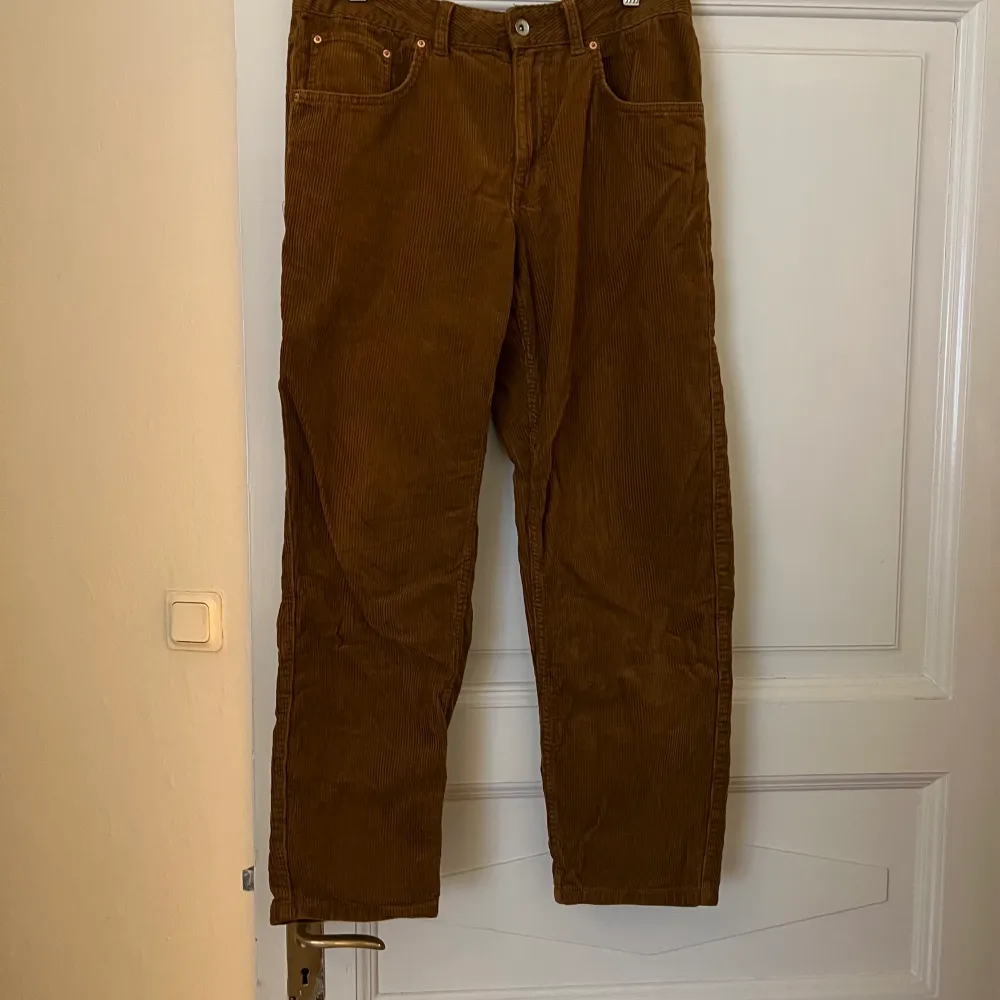 Corduroy byxor som köptes på carlings.  Raka jeans med skönt material. Väldigt fin färg och har en lite ljusare ton - vilket jag älskade när jag köpte de. . Jeans & Byxor.