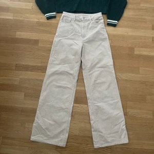  byxor  - Änvänt bara tre gånger . Är highwsaisted. skriv för mer info 