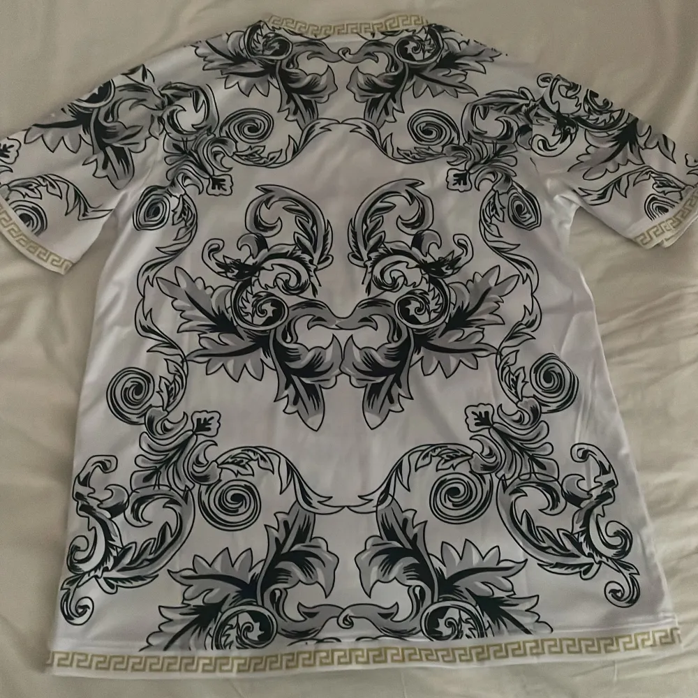 Säljer min versace Italien retro tröja Skick 10/10 har aldrig använt var för stor när jag köpte den, skriv om fler bilder köpt för 450. T-shirts.