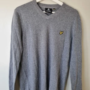 Lyle & scott V-neck - Storlek M. Bra skick, använd endast fåtalet ggr. Luddar av sig lite.