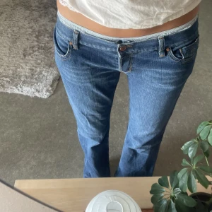 Lågmidjade jeans - Jeans från märket French connection köpta secondhand, har sytt in dom en bit i midjan men ej klippt så går att sprätta upp, från början en strl 40 långa i benen på mig som är 176💕
