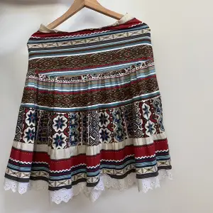 Fin mönstrad kjol från Bik Bok i storlek:S lite kass i resåren då sömmen har släppt lite men inget som påverkar användningen :) 