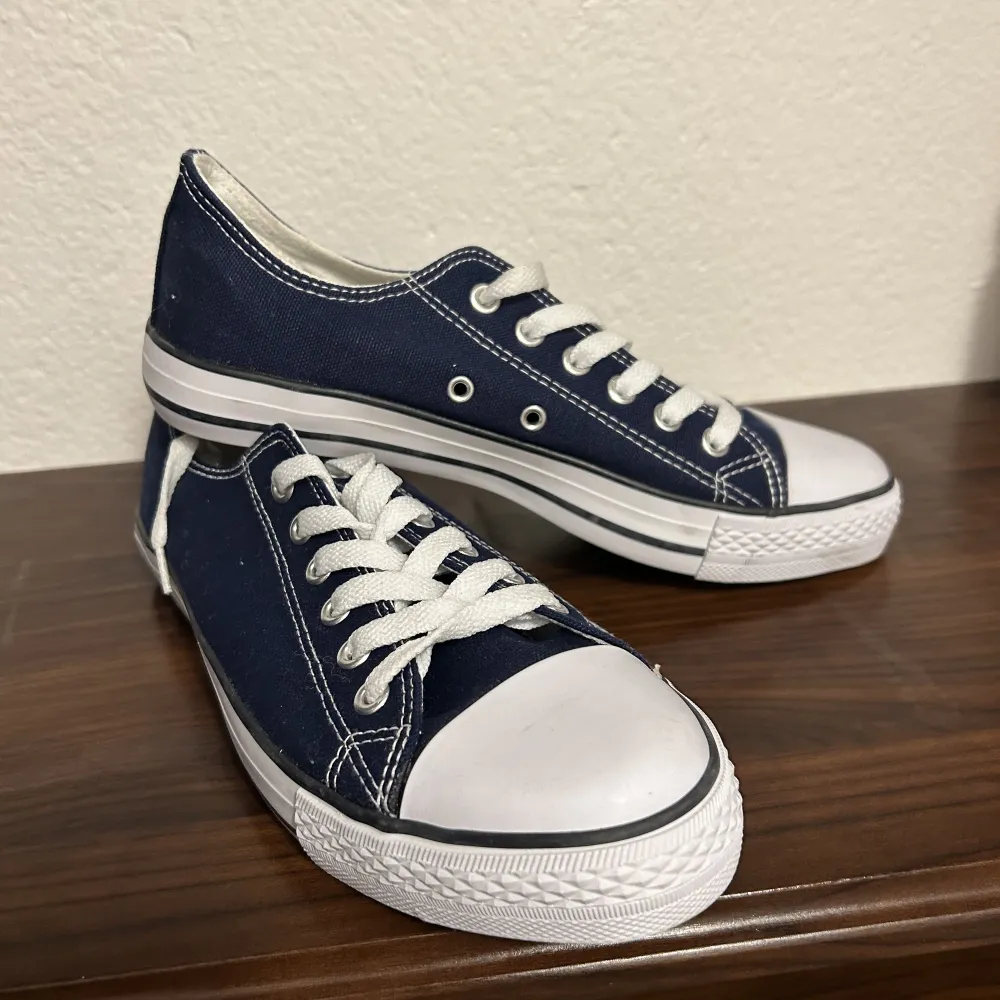 Mörkblåa ”fake converse” skor  strl 39  aldrig använda. Skor.