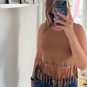 Brun topp - Rensar ut min garderob för saker jag inte använder. För mer frågor, bara och skicka iväg ett meddelande!😋 (Frakt varierar storleken på plagget)