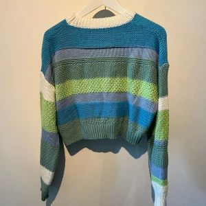 Randig tröja - Rensar ut min garderob för saker jag inte använder. För mer frågor, bara och skicka iväg ett meddelande!😋 (Frakt varierar storleken på plagget)