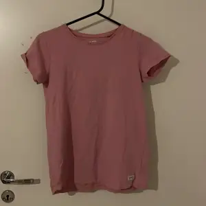 Säljer denna rosa t-shirt då jag inte använder. KÖPAREN STÅR FÖR FRAKT!