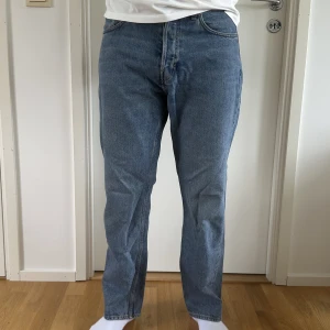 Jeans från Weekday - Storlek W31/L30, modellen på byxorna heter SPACE, använda fåtal gånger