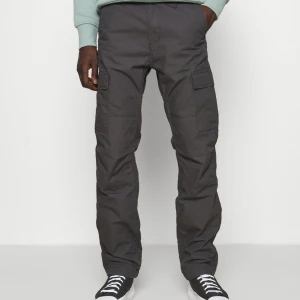 Carhartt WIP, Aviation pant Colombia - Cargobyxor - blacksmith rinsed, Storlek 33/32 - Carhartt WIP, Aviation pant Colombia, Cargobyxor, blacksmith rinsed, Storlek 33/32. Använda en gång, nypris från Zalando är 1245 kr.