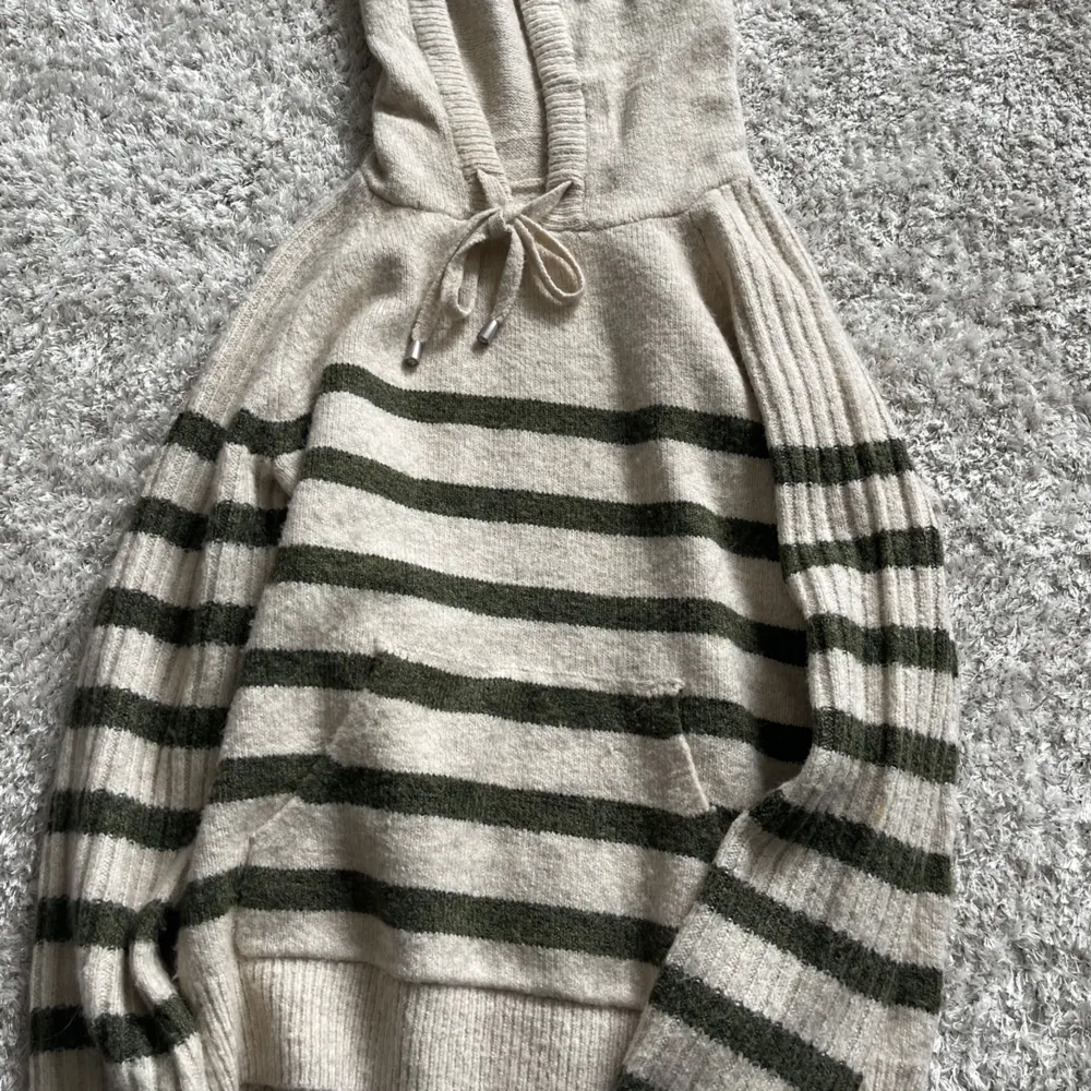 Kanapt använd stickad Hoodie från M&S . Stickat.