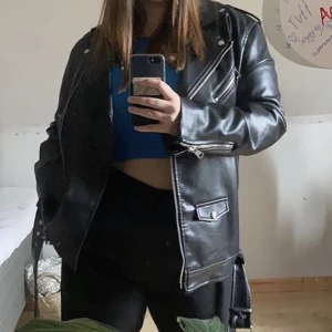 Skinnjacka - En skinnjacka från asos i bra väldogt bra skick. Det är en L men den är liten i storleken så skulle säga M. Fake skinn.