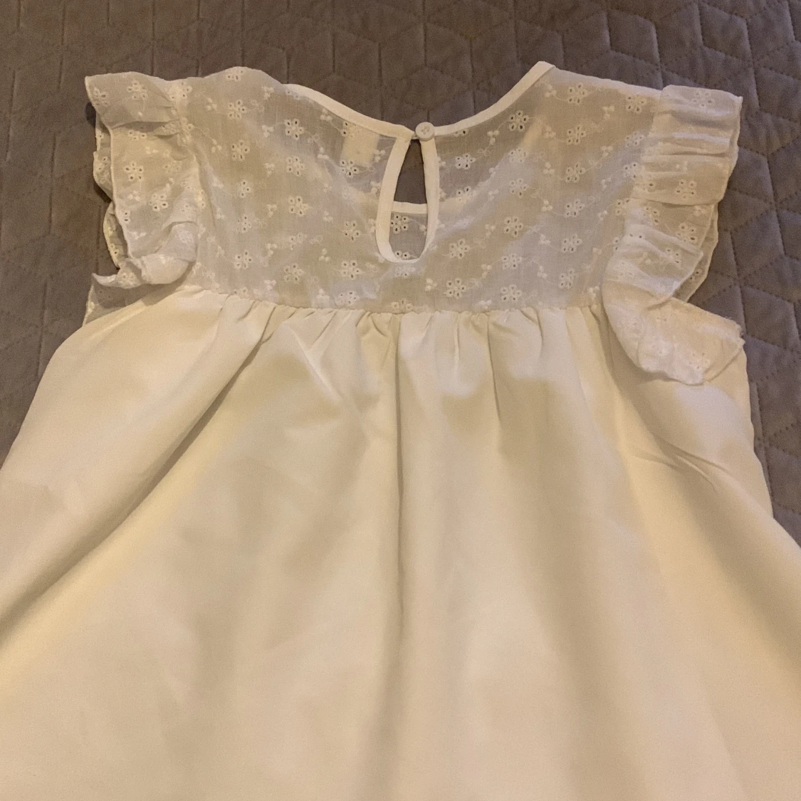 Vit blus men volang ärmar  - 91