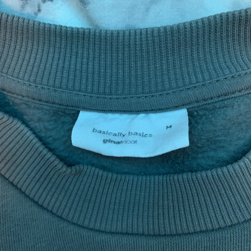Jätte skön å fin mörkgrå sweatshirt ifrån Gina tricot i storlek M🤍 jätte fint skick, skriv privat för fler bilder💗. Tröjor & Koftor.