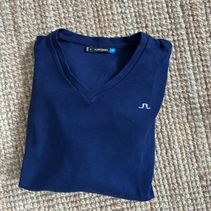 J Lindberg tröja - Blå tunnare sweater från J Lindberg. Säljer massa saker inför flytt, kika gärna min sida😼  Möts upp vid slussen om så önskas! 