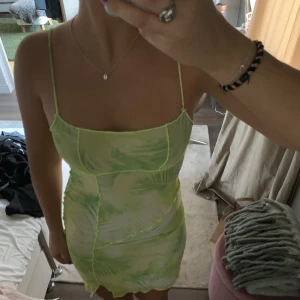 Neon klänning - Säljer denna klänning då den inte kommer till användning! Inte använd.