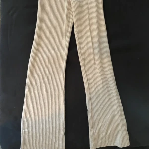 Mjukisbyxor  - Superfina mjukisbyxor ifrån gina! Storlek XXS, aldrig använt eftersom de inte passar. Dom är även straight leg🩷