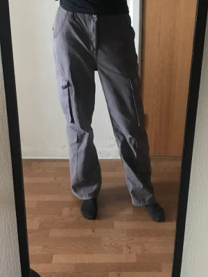 Cargobyxor - Ett par gråa cargobyxor. Kommer inte till användning. Är 174 cm