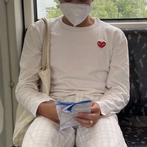 CDG-tröja - Vit långärmad comme des garçons tröja i storlek M. Passar både tjejer och killar!