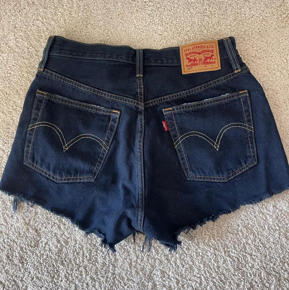 Mörkblåa Levis jeansshorts, 501 modellen.  Aldrig använda   320 kr inkl frakt . Shorts.