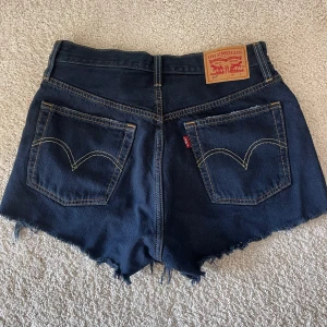 Levis  jeansshorts - Mörkblåa Levis jeansshorts, 501 modellen.  Aldrig använda   320 kr inkl frakt 