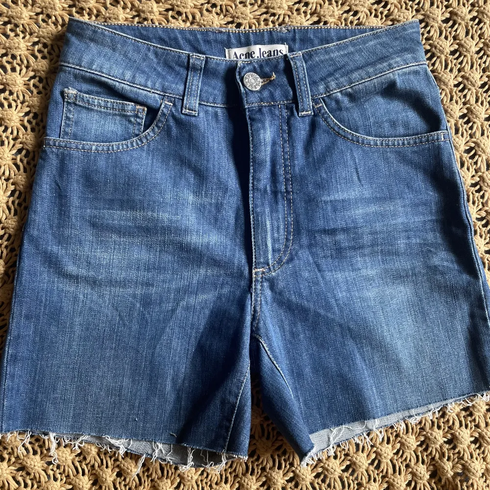 Jeansshorts från Acne. Storlek 26/34, mycket gott skick.. Shorts.