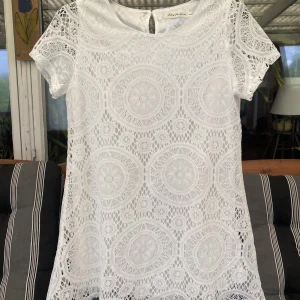 Spetsklänning - En klänning i spets (med ”underklänning”). Det står strl L på den men upplevs mer som S/M. Lite i det kortare laget.  Kan inte se några fläckar eller hål. 