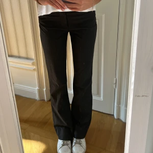 Randiga Kostymbyxor  - Sjukt snygga kostymbyxor i mörkgrå/svart färg med tunna tänder. Storlek 34. Byxan är i perfekt skick och har inga defekter, köpta från GAP.  