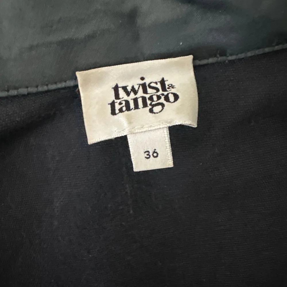 Skjorta från Twist & Tango. Använd, men utan anmärkning.  Storlek: 36 Material: Vegan leather. Skjortor.