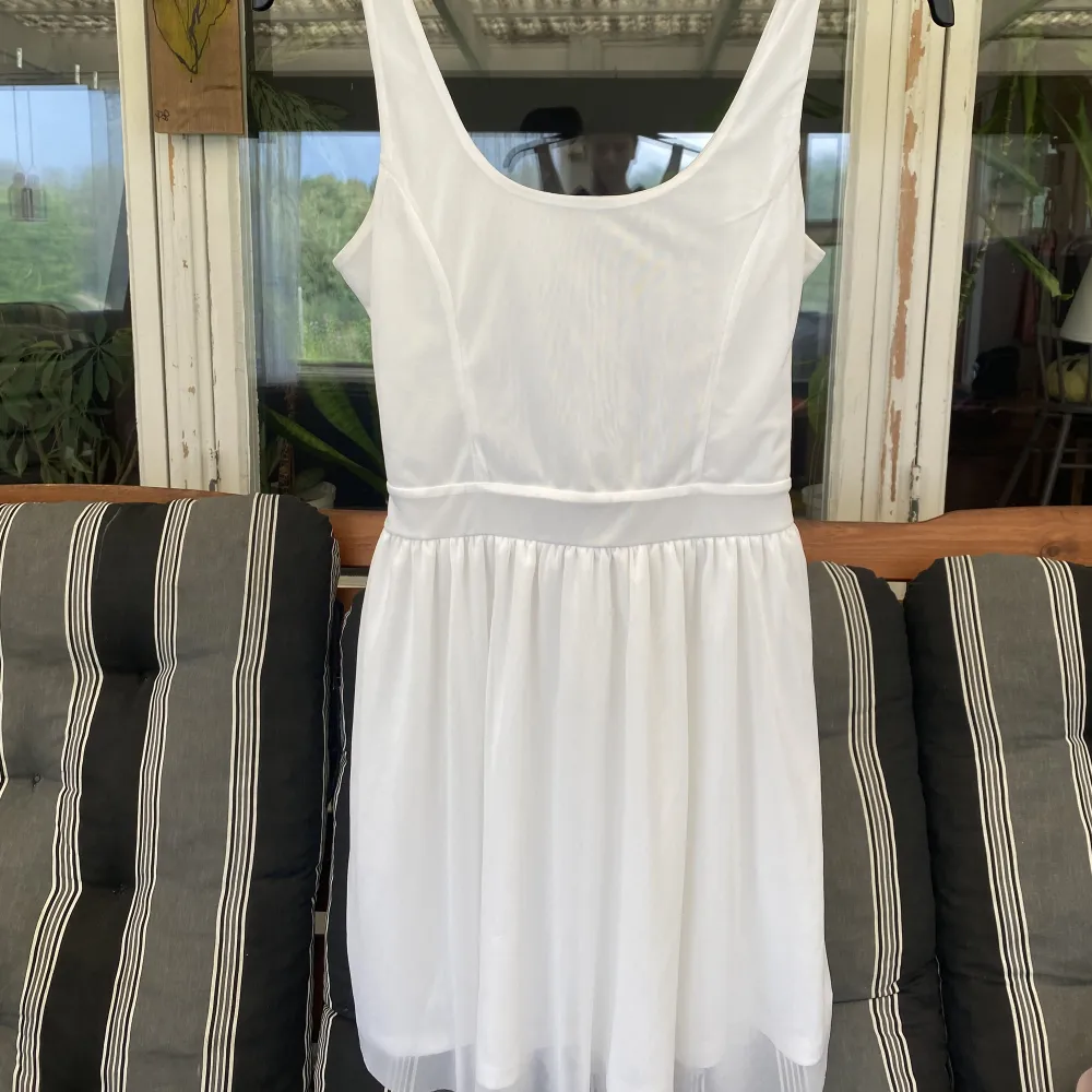 En vit klänning i fint skick med lite öppen rygg, se bild 2.  Perfekt för kanske studenten eller skolavslutning. Köpt på carlings så dyr i inköp.. Klänningar.