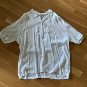 Linneskjorta från Bershka i storlek L, inget fel på den. DM för frågor!