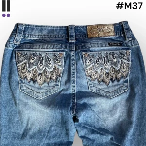 M37 lågmidjade bootcut missme jeans  - M37 MissMe jeans i model Boot 💜 Tag 26W 💜Midja (rakt över) 35cm 💜 Innerben 78cm 💜 Ytterben 104cm 💜 Benöppning 22cm 💜  💜Våra mått blir W=27 och L=30 💜 Men jämför alltid måtten med ett par jeans som sitter bra 💜