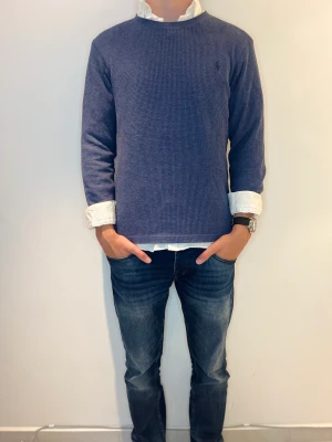 Mörkblå ralph lauren tröja - Storlek: M Skick: 9/10 Nypris: 1499kr, vårt pris: 699kr 💫