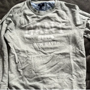 Sweatshirt GANT - Grå sweatshirt från GANT. Storlek S. Använd endast ett fåtal gånger.  Nypris: 600kr