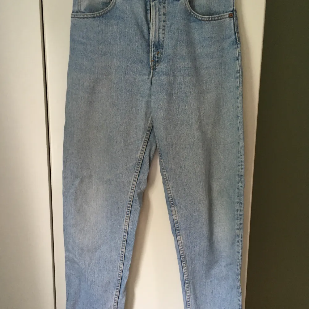 Blåa Levis jeans lite, tvättad färg, Skick 8/10.  Fråga gärna om fler bilder osv. Jeans & Byxor.