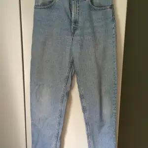 Blåa Levis jeans lite, tvättad färg, Skick 8/10.  Fråga gärna om fler bilder osv